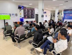 Ciptakan Suasana Nyaman, Satlantas Hadirkan Nobar Piala Dunia dan Pemohon SIM Bikin Antrean SIM Makin Ceria
