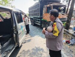 Tuai Pujian Warganet, Aksi Heroik Bhabinkamtibmas Polsek Bagor Selamatkan Bayi Korban Kecelakaan Bus di Nganjuk
