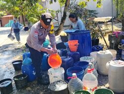 Polres Bojonegoro Salurkan 16 Ribu Liter Air Bersih untuk Warga Terdampak Kemarau di Ngambon