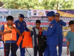 Satpolairud Polres Lamongan Bekali Santri Keterampilan Berenang dan Penyelamatan di Perairan