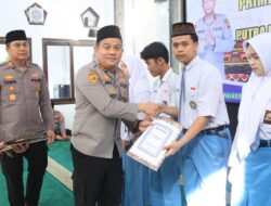 Kapolres Jombang Serahkan Beasiswa kepada Putra-Putri Pegawai Negeri Pada Polri Berprestasi