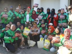 Hari Bhayangkara ke-80, Polrestabes Surabaya Salurkan 100 Paket Sembako kepada Warga dan Driver Gojek