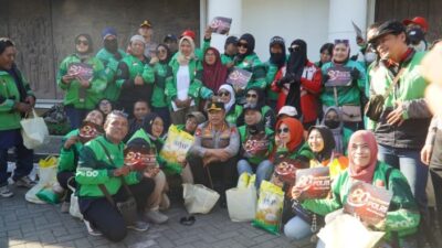 Hari Bhayangkara ke-80, Polrestabes Surabaya Salurkan 100 Paket Sembako kepada Warga dan Driver Gojek