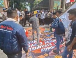 Lempar Telur Busuk ke Spanduk Bergambar Febrie Adriansyah, Aksi AMI Gegerkan Kejati Jatim