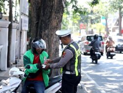 Susuri Jalanan Kota, Satlantas Polres Gresik Tebar Kebaikan Lewat Jumat Berkah Berbagi