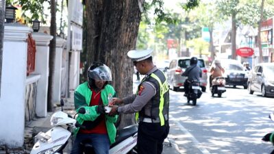 Susuri Jalanan Kota, Satlantas Polres Gresik Tebar Kebaikan Lewat Jumat Berkah Berbagi