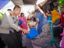 Polrestabes Surabaya Salurkan Paket Sembako Lewat Program ‘Luthfie.Daily Berbagi’