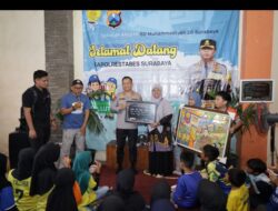 Kapolrestabes Surabaya Turun Langsung Bagikan Sembako ke Warga Gubeng Masjid