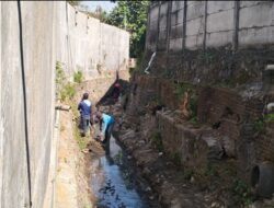 Antisipasi Banjir dan Genangan Air DPUPR Kota Kediri Lakukan normalisasi Saluran Drainase di sejumlah titik.