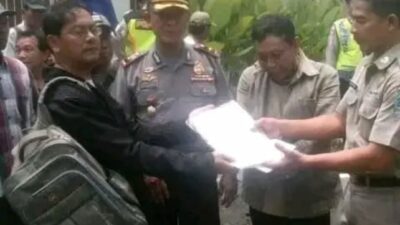Sukur Priyanto DPRD Bojonegoro Pamer Ijazah, Korlap Aksi Musda Partai Demokrat Tunjukkan Pasal Pidana