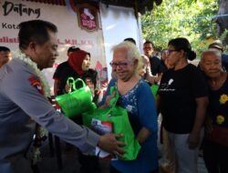 Kapolrestabes Surabaya Salurkan Ratusan Paket Sembako dalam Bakti Sosial Bersama Komunitas Ojol dan Warga Ambon
