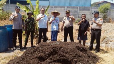 Polres Tanjung Perak Salurkan 2 Kubik Kompos untuk Lahan Jagung Kenjeran, Dukung Program Ketahanan Pangan