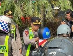 Tertib Berlalu Lintas Berbuah Apresiasi, Kapolrestabes Surabaya Bagikan Helm Gratis kepada Pengendara