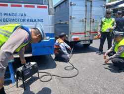 Tingkatkan Kepatuhan dan Tekan Polusi, Satlantas Polres Pelabuhan Tanjung Perak Gelar Operasi Gabungan di Jalan Pegirian