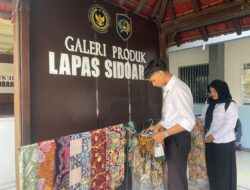 GIATJA Lapas Sidoarjo Kenalkan Produk Warga Binaan Galeri Produk menjadi ruang pengenalan hasil pembinaan kemandirian, mulai dari sambal klothok, batik, kerajinan tas, hingga telur ayam kampung hasil peternakan ayam Elba