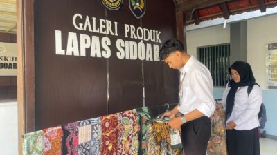 GIATJA Lapas Sidoarjo Kenalkan Produk Warga Binaan Galeri Produk menjadi ruang pengenalan hasil pembinaan kemandirian, mulai dari sambal klothok, batik, kerajinan tas, hingga telur ayam kampung hasil peternakan ayam Elba