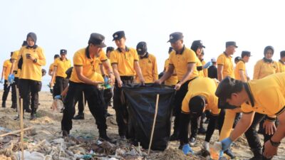 Green Policing : Polresta Tuban Bersihkan Sampah dan Tanam 200 Cemara di Pantai Jenu