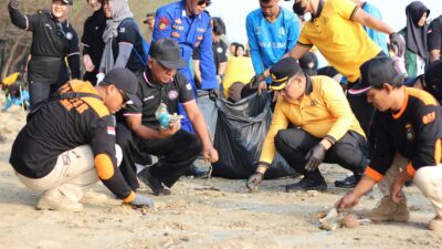 Polresta Tuban Gandeng Pesilat dan Pelajar Hijaukan Pantai Cemara, Sumbang Oksigen untuk Masa Depan